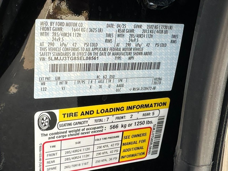 Lincoln Navigator L Vehicle Full-screen Gallery Image 24