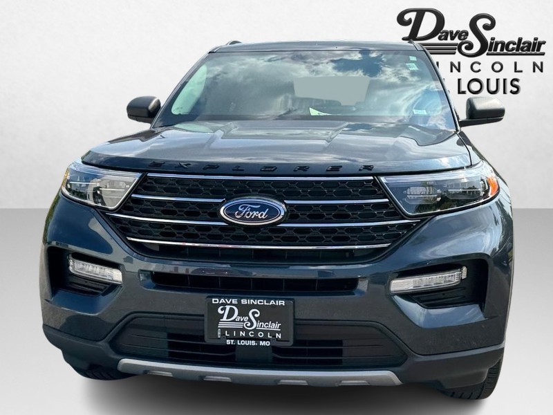 Ford Explorer Vehicle Full-screen Gallery Image 02
