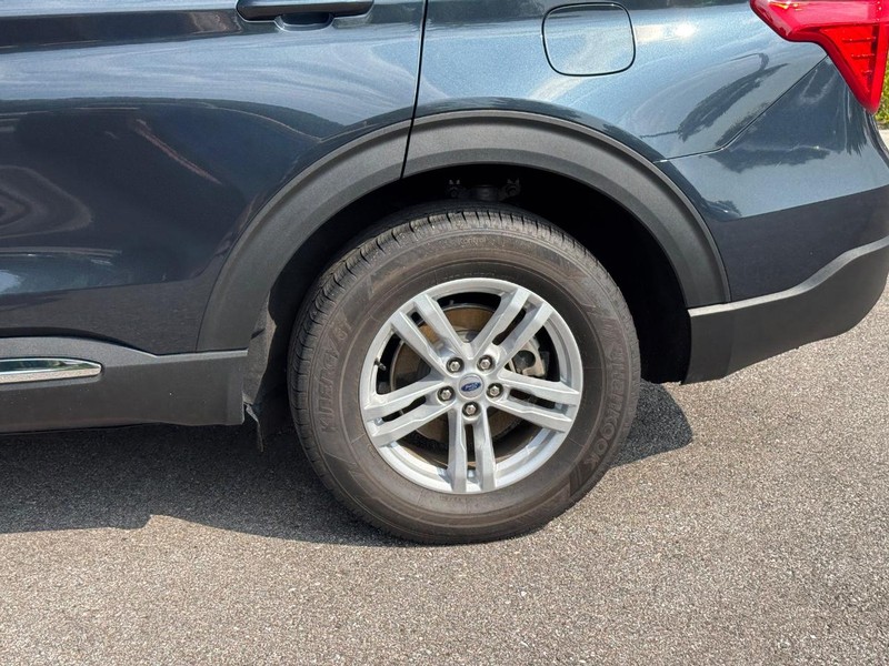 Ford Explorer Vehicle Full-screen Gallery Image 10
