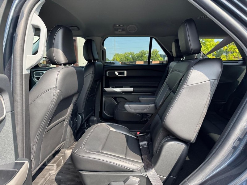 Ford Explorer Vehicle Full-screen Gallery Image 11