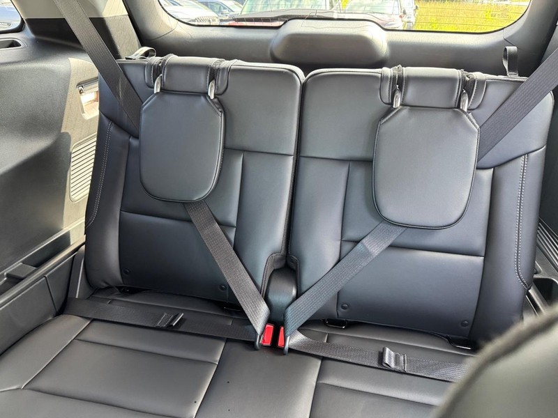 Ford Explorer Vehicle Full-screen Gallery Image 12