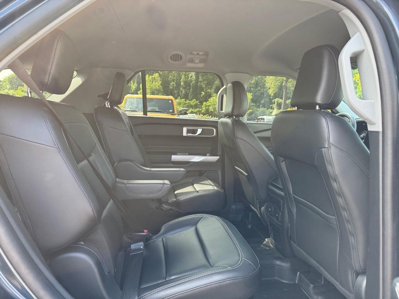Ford Explorer Vehicle Full-screen Gallery Image 13
