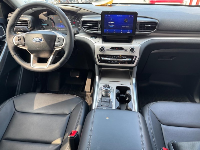 Ford Explorer Vehicle Full-screen Gallery Image 15