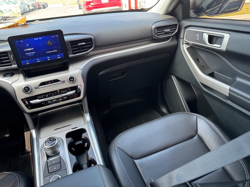 Ford Explorer Vehicle Full-screen Gallery Image 16