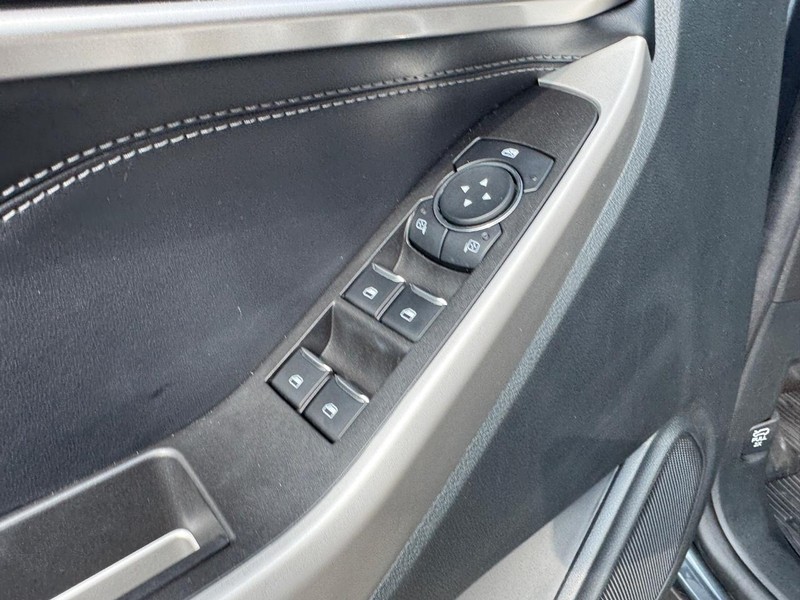 Ford Explorer Vehicle Full-screen Gallery Image 18
