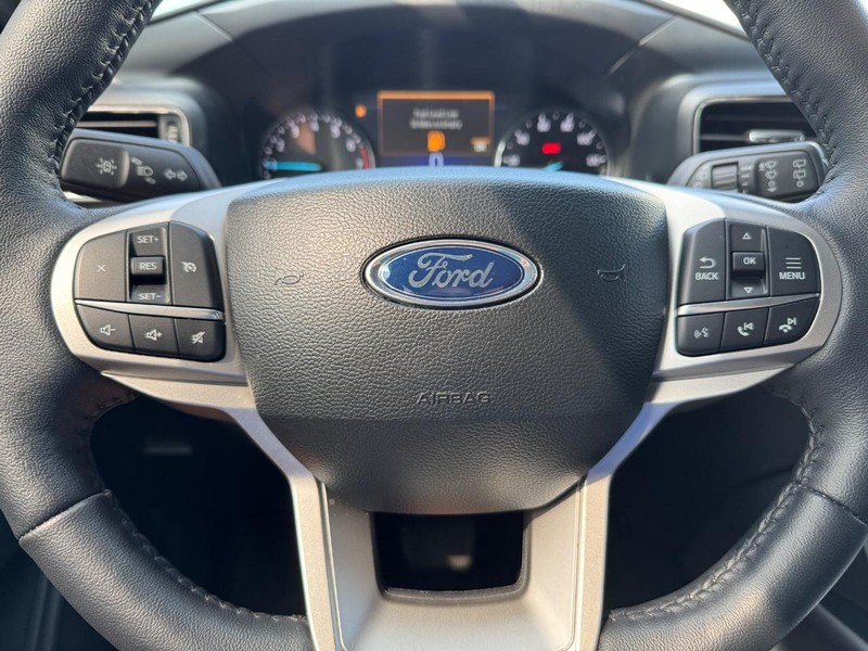 Ford Explorer Vehicle Full-screen Gallery Image 19