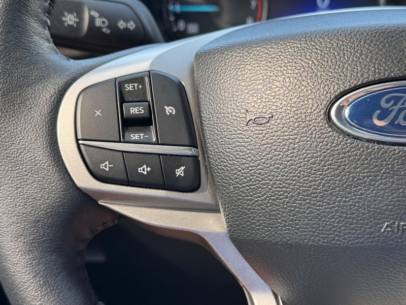 Ford Explorer Vehicle Full-screen Gallery Image 20