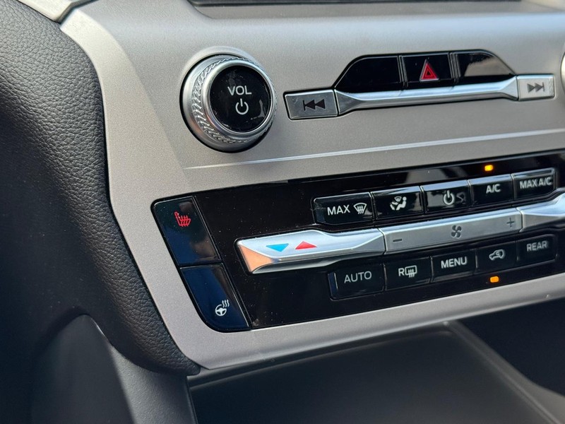 Ford Explorer Vehicle Full-screen Gallery Image 22