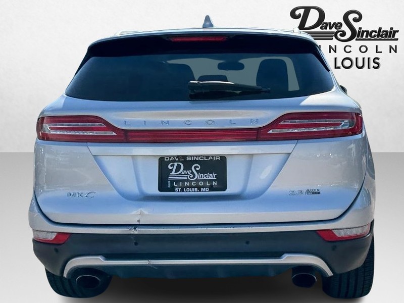 Lincoln MKC Vehicle Full-screen Gallery Image 06