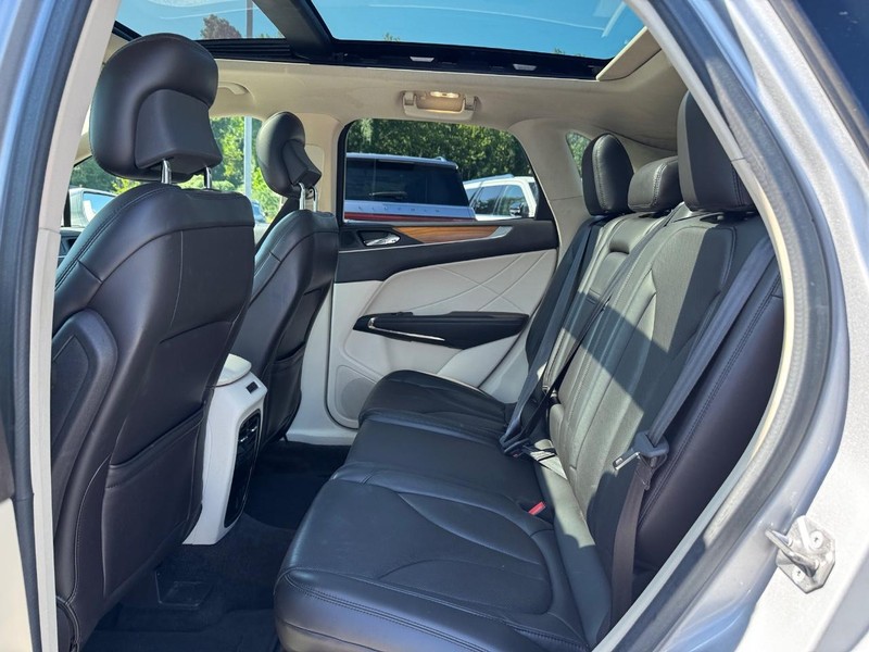 Lincoln MKC Vehicle Full-screen Gallery Image 11