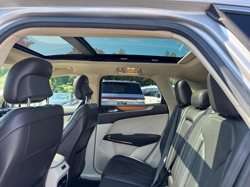 Lincoln MKC Vehicle Full-screen Gallery Image 12