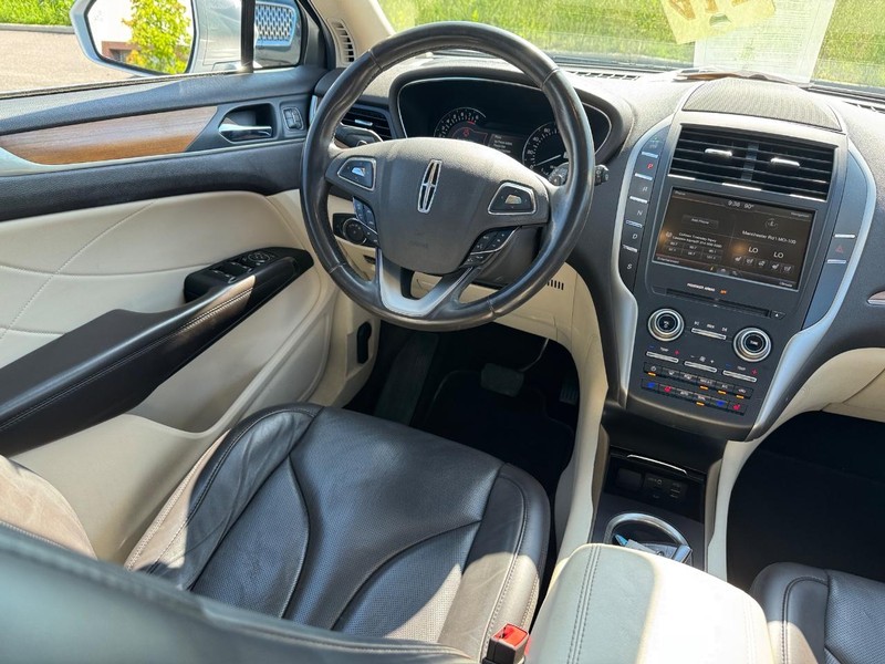 Lincoln MKC Vehicle Full-screen Gallery Image 14