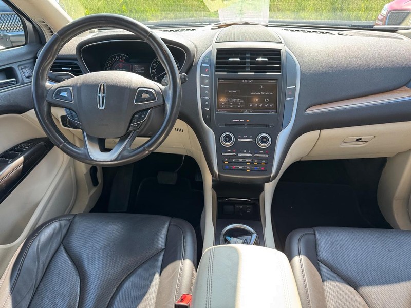 Lincoln MKC Vehicle Full-screen Gallery Image 15