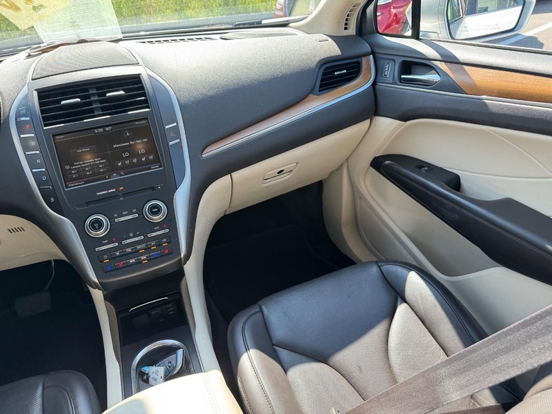 Lincoln MKC Vehicle Full-screen Gallery Image 16
