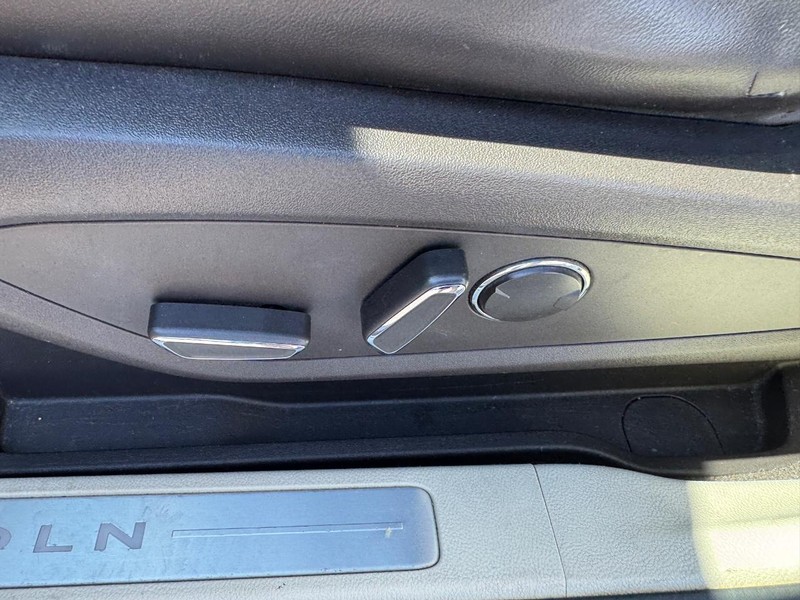 Lincoln MKC Vehicle Full-screen Gallery Image 17