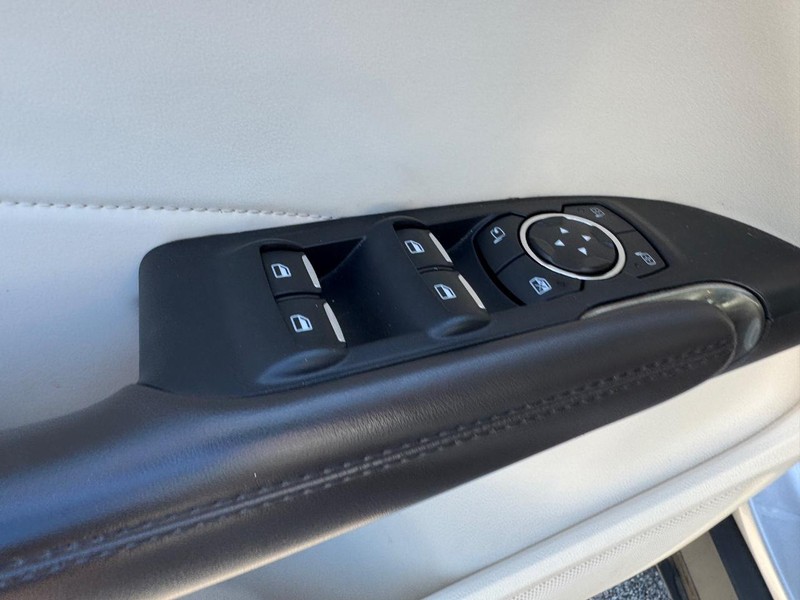 Lincoln MKC Vehicle Full-screen Gallery Image 18