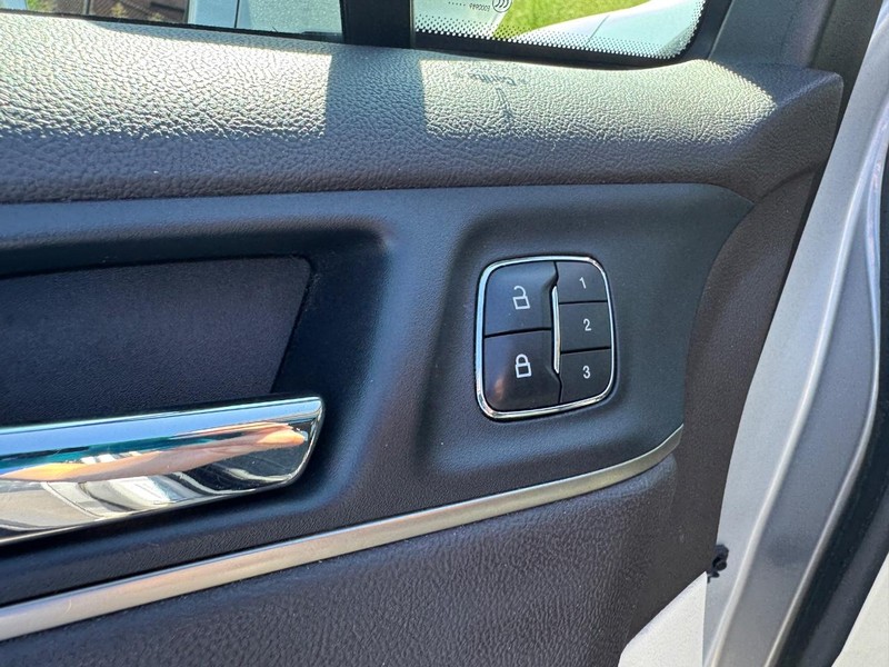 Lincoln MKC Vehicle Full-screen Gallery Image 19