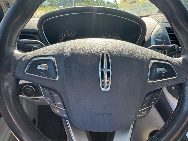 Lincoln MKC Vehicle Full-screen Gallery Image 20