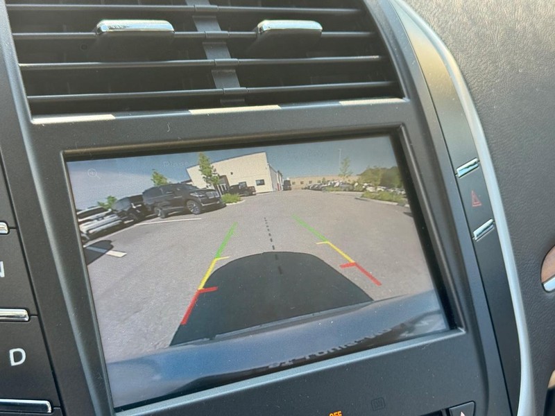 Lincoln MKC Vehicle Full-screen Gallery Image 23