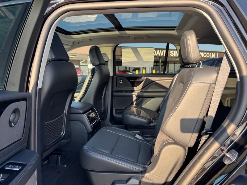 Lincoln Aviator Vehicle Full-screen Gallery Image 10
