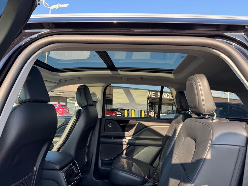 Lincoln Aviator Vehicle Full-screen Gallery Image 12