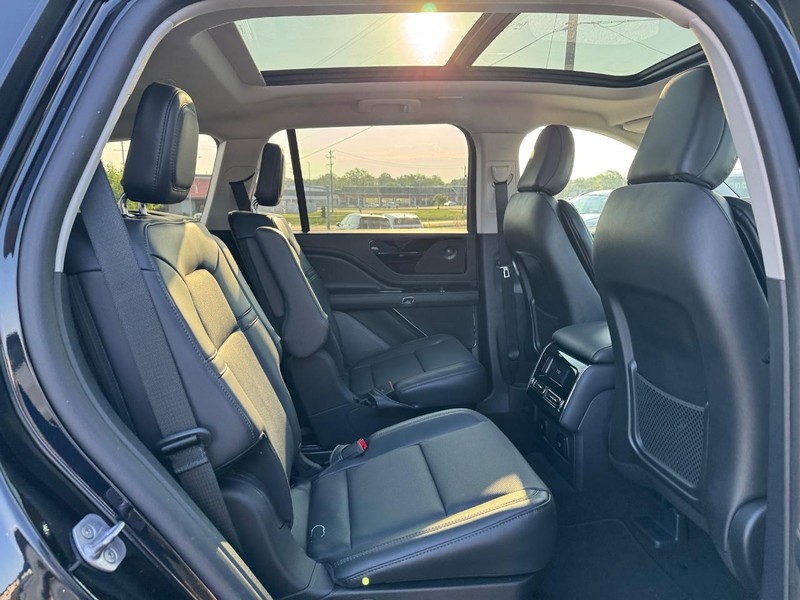 Lincoln Aviator Vehicle Full-screen Gallery Image 14