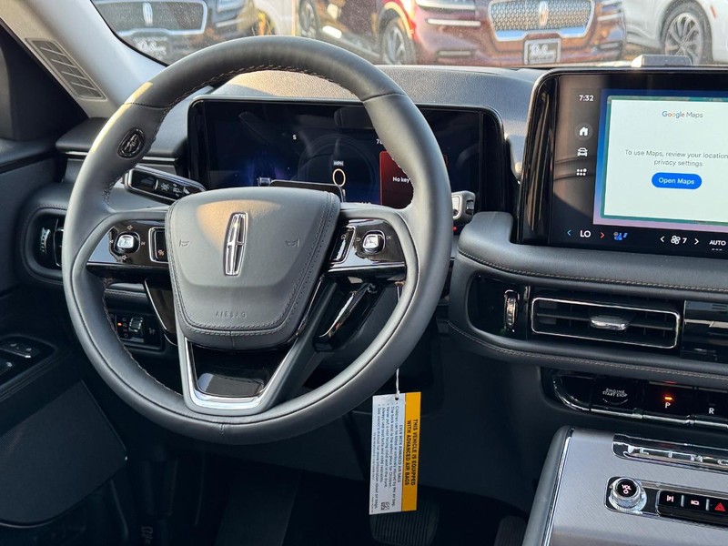 Lincoln Aviator Vehicle Full-screen Gallery Image 16