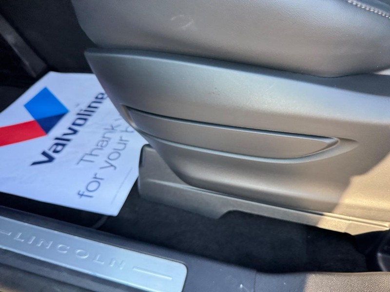 Lincoln Aviator Vehicle Full-screen Gallery Image 19