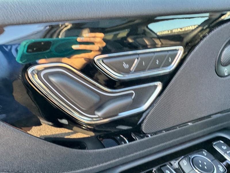 Lincoln Aviator Vehicle Full-screen Gallery Image 21
