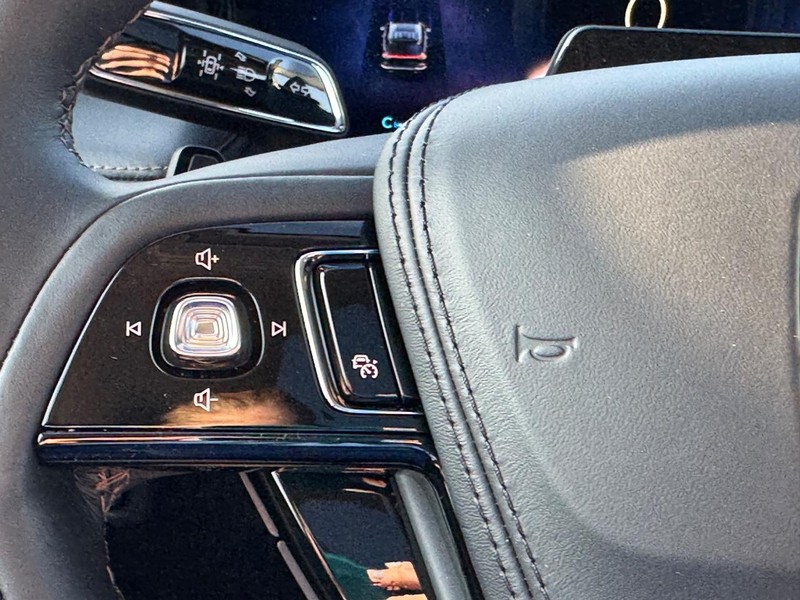Lincoln Aviator Vehicle Full-screen Gallery Image 23