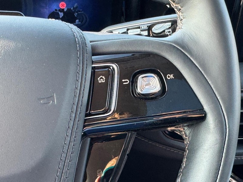 Lincoln Aviator Vehicle Full-screen Gallery Image 24