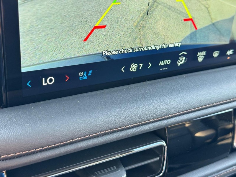 Lincoln Aviator Vehicle Full-screen Gallery Image 25