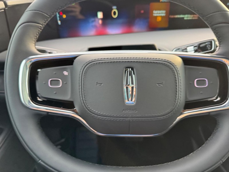 Lincoln Nautilus Vehicle Full-screen Gallery Image 20
