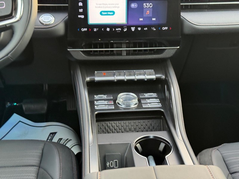 Lincoln Nautilus Vehicle Full-screen Gallery Image 16