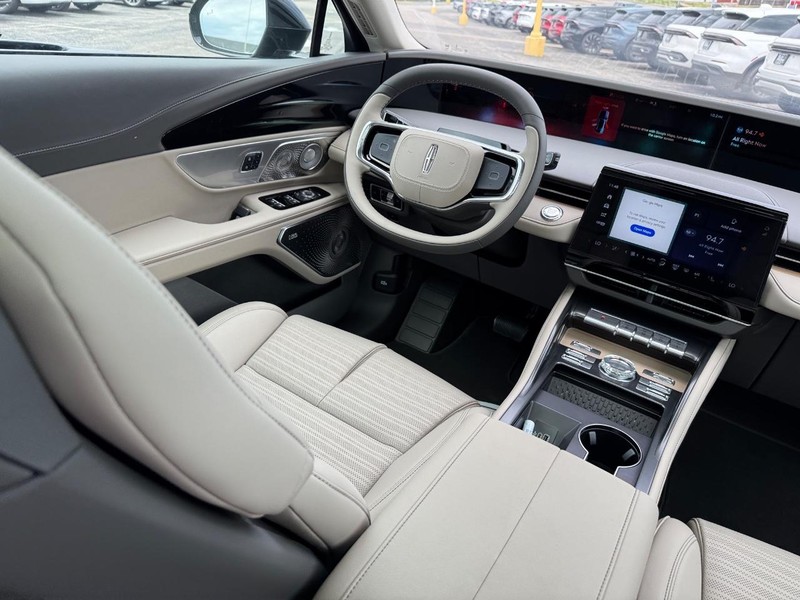 Lincoln Nautilus Vehicle Full-screen Gallery Image 14
