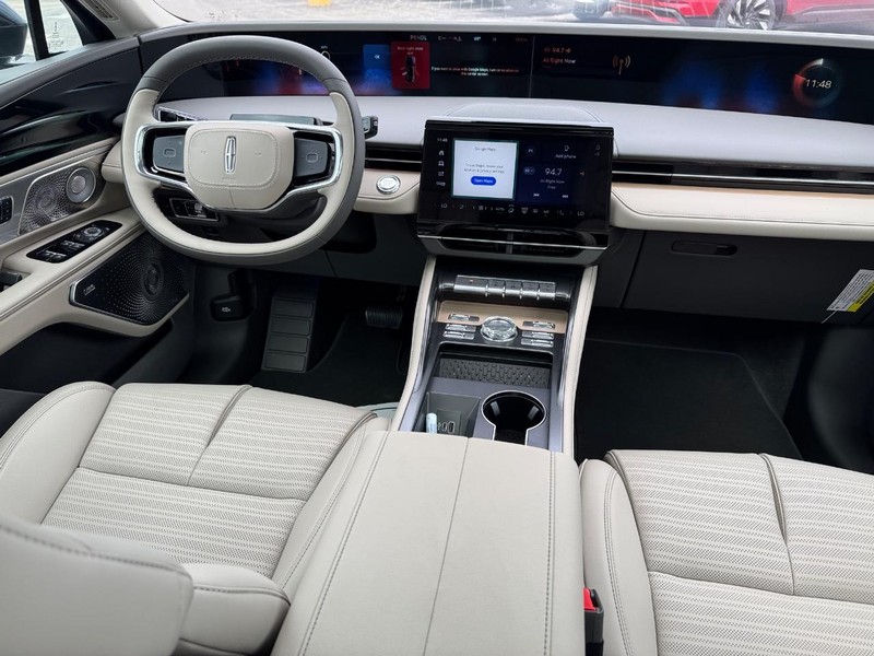 Lincoln Nautilus Vehicle Full-screen Gallery Image 15