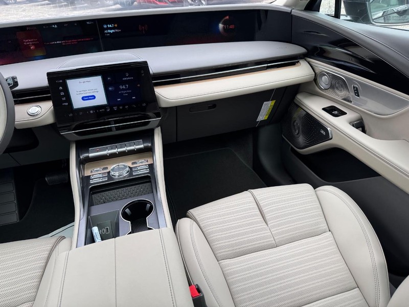 Lincoln Nautilus Vehicle Full-screen Gallery Image 16