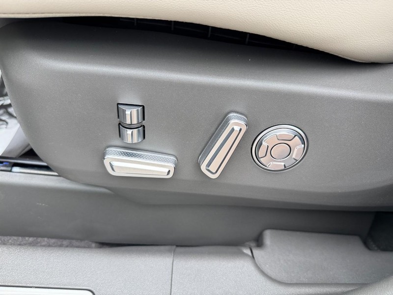 Lincoln Nautilus Vehicle Full-screen Gallery Image 17