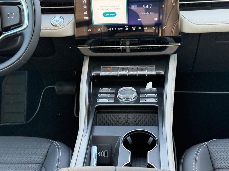 Lincoln Nautilus Vehicle Full-screen Gallery Image 17
