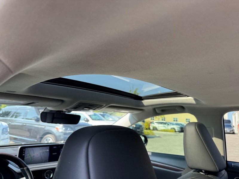 Lexus RX Vehicle Full-screen Gallery Image 12
