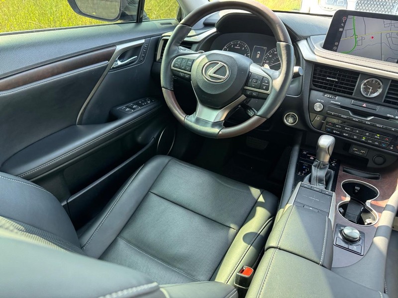 Lexus RX Vehicle Full-screen Gallery Image 14