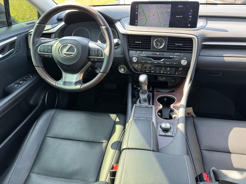 Lexus RX Vehicle Full-screen Gallery Image 15