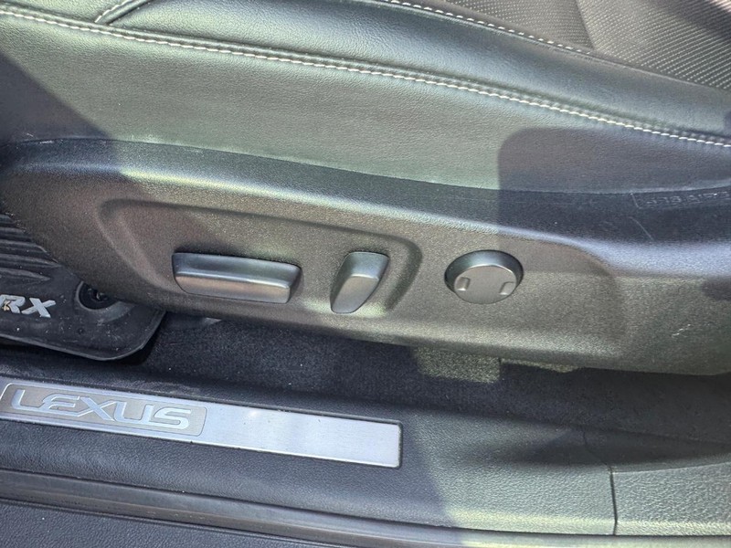 Lexus RX Vehicle Full-screen Gallery Image 17