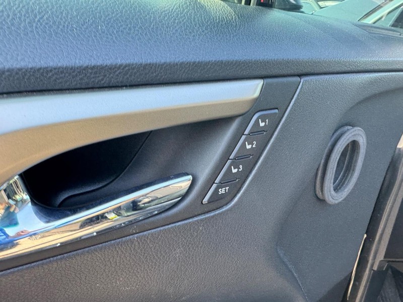 Lexus RX Vehicle Full-screen Gallery Image 19