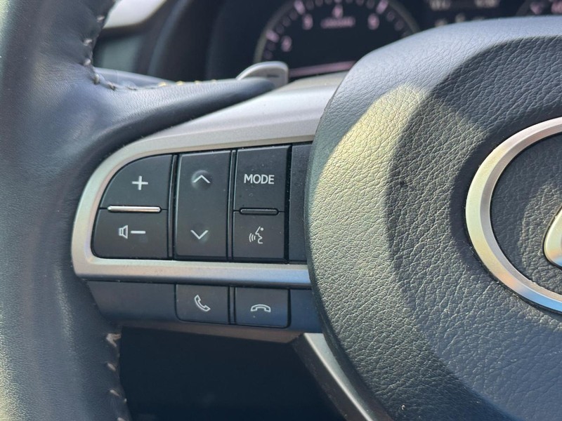Lexus RX Vehicle Full-screen Gallery Image 21
