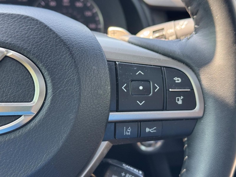 Lexus RX Vehicle Full-screen Gallery Image 22