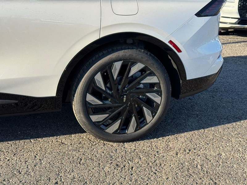 Lincoln Nautilus Vehicle Full-screen Gallery Image 10