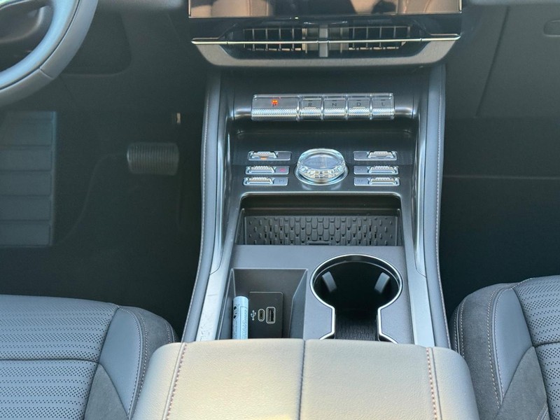 Lincoln Nautilus Vehicle Full-screen Gallery Image 16