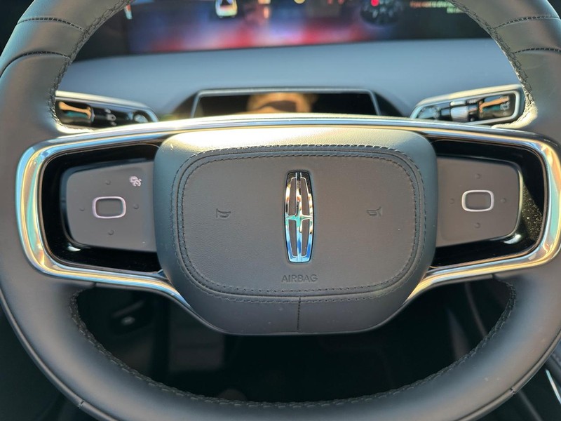 Lincoln Nautilus Vehicle Full-screen Gallery Image 20