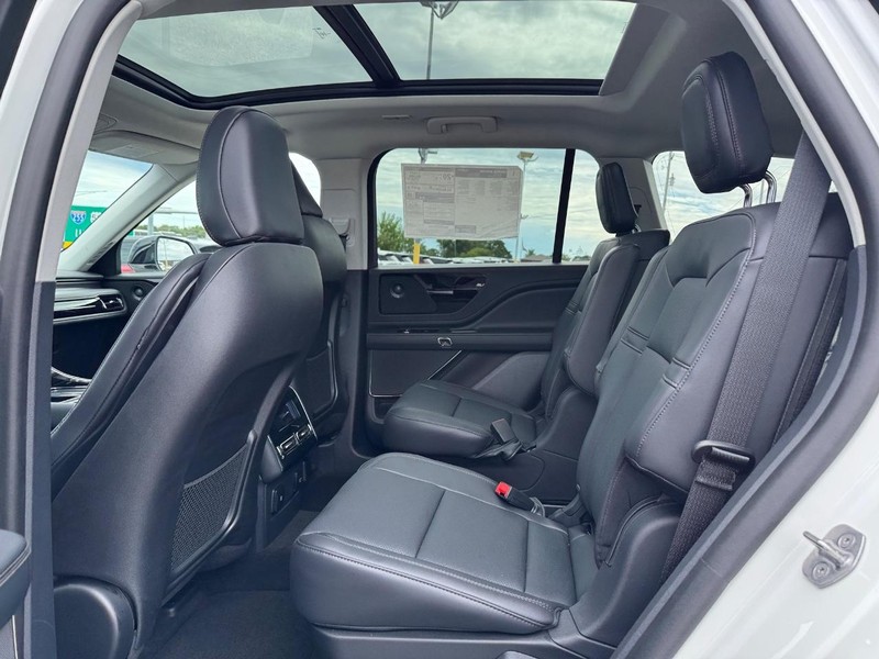 Lincoln Aviator Vehicle Full-screen Gallery Image 11
